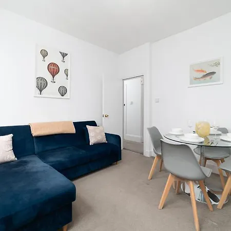 Elegant Apartment In London Steps Away From River Thames